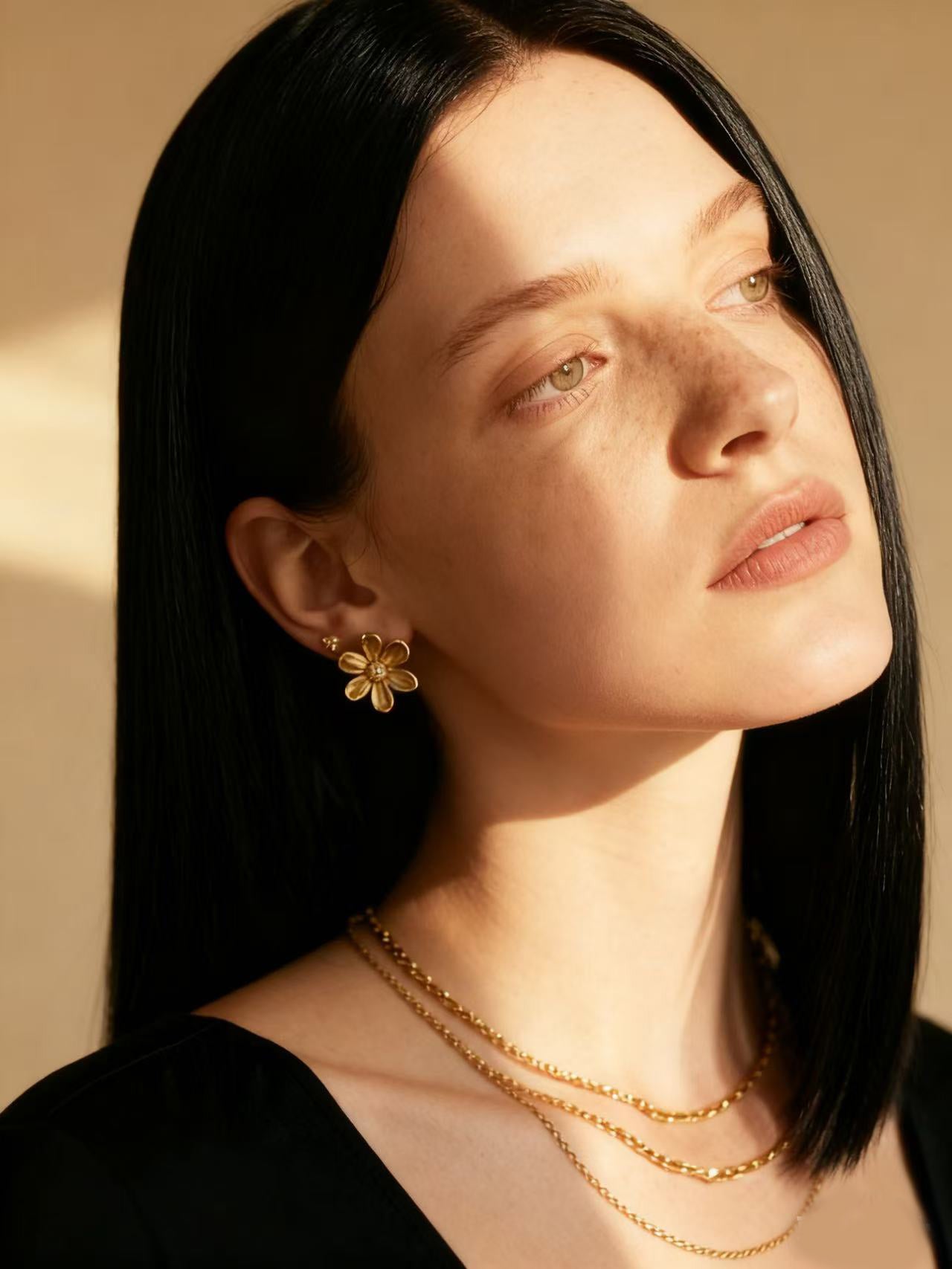 Full Coverage Topper Made of 100% Human Hair with Accent Streaks – Undetectable Lace Net